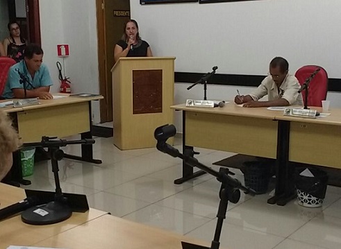 Representante dos profissionais da educação faz discurso na tribuna da Câmara