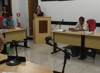 Representante dos profissionais da educação faz discurso na tribuna da Câmara